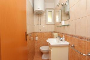 Koupelna v ubytování Apartments by the sea Baska Voda, Makarska - 300