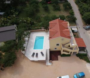 Bazén v ubytování Family friendly apartments with a swimming pool Drage, Biograd - 5904 nebo v jeho okolí