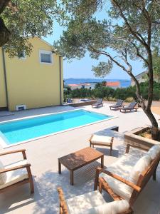 Bazén v ubytování Family friendly apartments with a swimming pool Drage, Biograd - 5904 nebo v jeho okolí