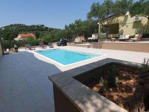 uma piscina num quintal com uma casa em Family friendly apartments with a swimming pool Drage, Biograd - 5904 em Drage