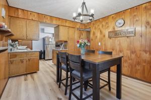 eine Küche mit einem Tisch und Stühlen sowie einem Kühlschrank in der Unterkunft Utica Vacation Home about 12 Mi to Denison University! 
