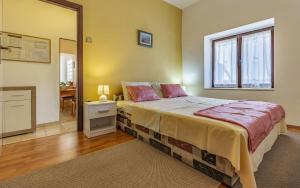 Postel nebo postele na pokoji v ubytování Apartments with a parking space Banjole, Pula - 7036