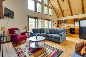 een woonkamer met een bank en een tafel bij Howard Cabin Rental about 3 Mi to Apple Valley Lake! in Mount Vernon