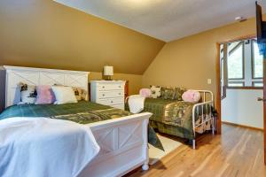 a bedroom with two twin beds and a dresser at Howard Cabin Rental about 3 Mi to Apple Valley Lake! in Mount Vernon