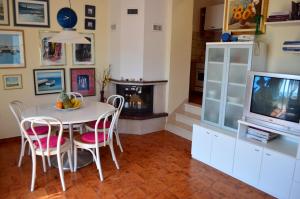 a dining room with a table and a tv at Holiday Home Nona in Drage