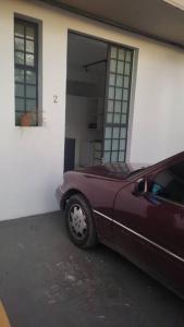 een auto geparkeerd voor een garage bij Departamento en Villa Elisa. in Villa Elisa