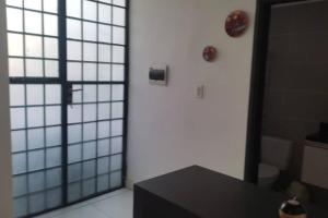 una habitación con una puerta con una mesa y un mostrador en Departamento en Villa Elisa. en Villa Elisa