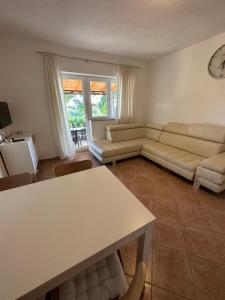 salon z kanapą i stołem w obiekcie Relax and Unwind: Family-Friendly House near Zadar in Zagrad w mieście Zadar