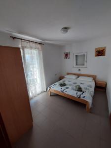 Säng eller sängar i ett rum på Apartments and rooms by the sea Drace, Peljesac - 4550