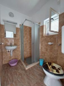 y baño con ducha, aseo y lavamanos. en Family Room Drace 4550a, en Drače