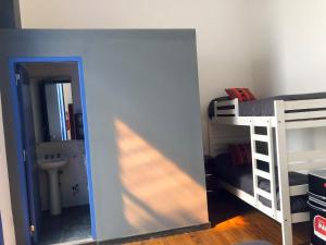 1 dormitorio con litera y espejo en Andino BnB en Salta