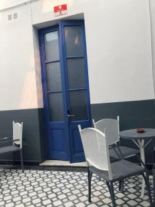 una puerta azul con dos sillas y una mesa frente a ella en Andino BnB en Salta