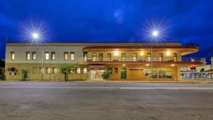 un edificio con dos luces de la calle encima en Royal Exchange Hotel, en Broken Hill