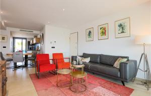 Χώρος καθιστικού στο Cozy Apartment In Orihuela With Sauna