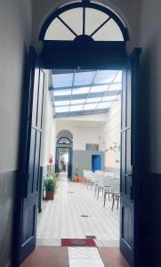 een open deur naar een patio met een tafel en stoelen bij Andino BnB in Salta