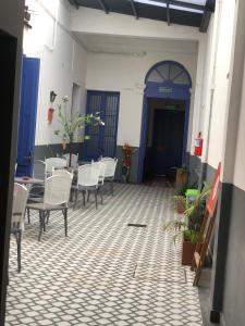 een kamer met een tafel en stoelen en een blauwe deur bij Andino BnB in Salta