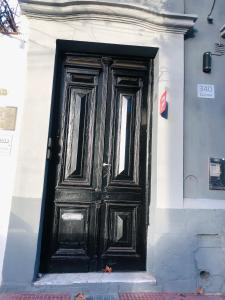 una puerta negra en el lateral de un edificio en Andino BnB en Salta