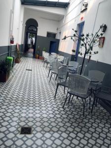 een eetkamer met tafels en stoelen en een plant bij Andino BnB in Salta