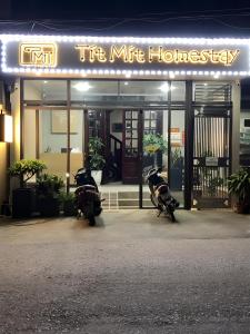 duas motocicletas estacionadas em frente a um hospital. em Tít Mít HomeStay em Cao Bang