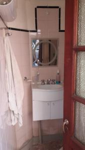 uma casa de banho com um lavatório e um espelho em Casa Linda em Salta