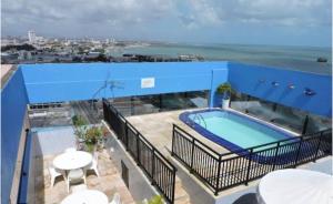 a balcony with a swimming pool on a building at Vista espetacular 4 pessoas Praia de Iracema in Fortaleza