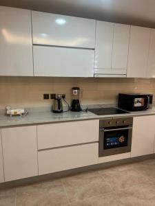 A kitchen or kitchenette at Cozy Airport Penthouse,Accra