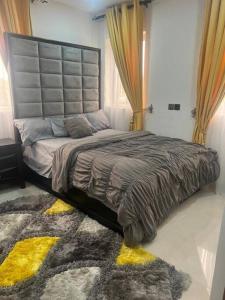En eller flere senge i et værelse på Cozy Airport Penthouse,Accra
