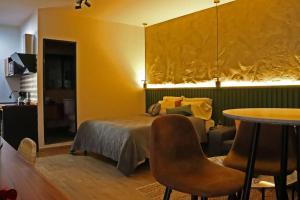 a bedroom with a bed and a table with chairs at Layoo, Tu casa en Oaxaca 102 in Oaxaca City