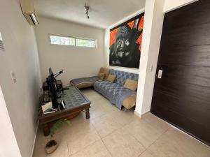 een woonkamer met een bank en een tafel bij Zen Home, Private community, Wifi, Free Private Parking, Balcony in Tulum