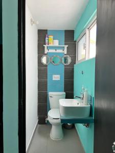 マサトランにあるCasa Carlota Mazatlánのバスルーム(トイレ、洗面台付)