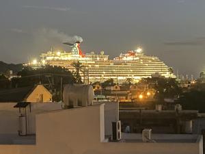 マサトランにあるCasa Carlota Mazatlánの夜の街を背景にした巡航船