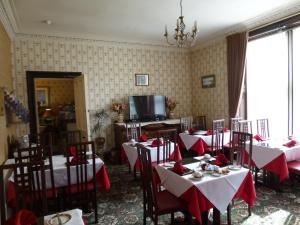 TV a/nebo společenská místnost v ubytování Macdonald House