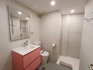 ein Badezimmer mit Toilette, Waschbecken und Dusche in der Unterkunft in the heart of Playa del Inglés in San Bartolomé de Tirajana