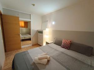 ein Schlafzimmer mit einem großen Bett mit zwei Handtüchern darauf in der Unterkunft in the heart of Playa del Inglés in San Bartolomé de Tirajana