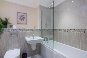 a bathroom with a sink and a tub and a toilet at Lyter Living-The Foundry-Jericho-Oxford-Parking Included in Oxford