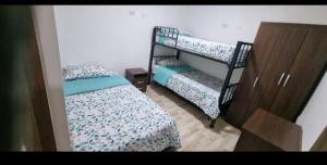 Bunk bed o mga bunk bed sa kuwarto sa Acogedor apartamento en la ciudad de las araucarias