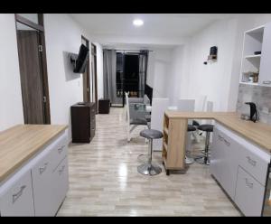 uma cozinha com mesa e cadeiras num quarto em Acogedor apartamento en la ciudad de las araucarias em Santa Rosa de Cabal