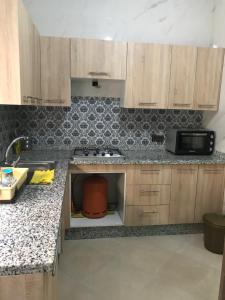 Kuchyň nebo kuchyňský kout v ubytování Spacious 2-rooms apartment