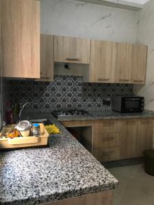 Kuchyň nebo kuchyňský kout v ubytování Spacious 2-rooms apartment + 21 fotografií