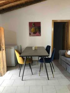 uma mesa de jantar e cadeiras numa sala de estar em Casa Tranquila Barrada em Alcoutim