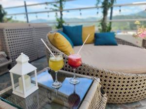 - deux boissons sur une table en verre sur une terrasse dans l'établissement Hotel Mediterraneo Boutique, à Villeta