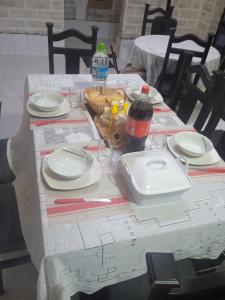 Hostal Cabaña Blanca : طاولة عليها أطباق وأطباق
