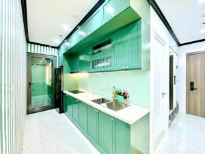 een groene keuken met een wastafel en een koelkast bij Green Diamond Luxury Apartment 15A11 in Ha Long