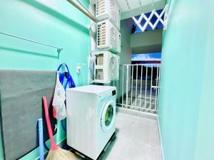 een wasmachine in een kamer met een blauwe muur bij Green Diamond Luxury Apartment 15A11 in Ha Long