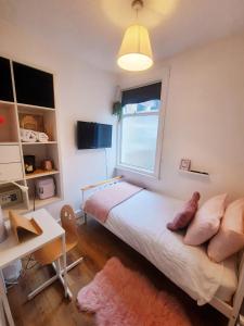 1 dormitorio con cama y ventana en Alross Room with Breakfast en Londres