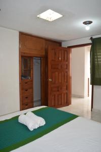 1 dormitorio con 2 toallas en una cama en Casa Natura en San Cristóbal de Las Casas