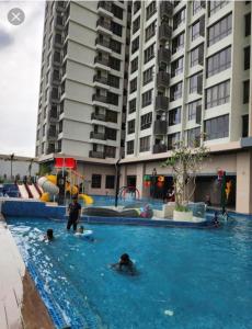 eine Gruppe von Personen in einem Schwimmbad in einem Hotel in der Unterkunft Mutiara Bali Residence Melaka in Malakka
