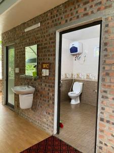 La salle de bains en briques est pourvue de toilettes et d'un lavabo. dans l'établissement Trường Anh Homestay Bản Tùy Hà Giang, à Ha Giang