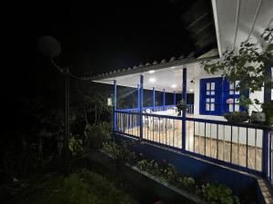 una valla azul en una casa por la noche en Casa vacacional Campestre Filandia Quindio, en Filandia