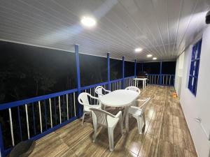 un balcón con mesa y sillas. en Casa vacacional Campestre Filandia Quindio, en Filandia